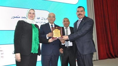 ”التعليم” تكرم القائمين على العملية التعليمية لأوائل الثانوية العامة 2020/2019