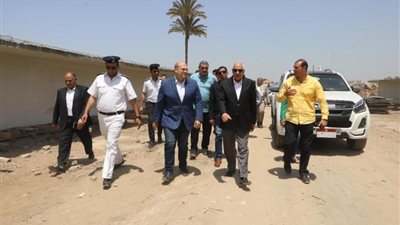 صور.. محافظ الجيزة يتابع رفع كفاءة الطرق والمحاور الحيوية بهذه المناطق