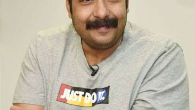 محمد ثروت يعلق علي تطبيق التوقيت الصيفي بطريقة كوميدية