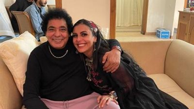 هاجر الشرنوبي تشارك جمهورها بصورة مع الكينج محمد منير