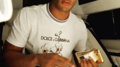 موبيل ذهب وسيارة فارهة.. محمد رمضان يستفز جمهوره في أحدث ظهور (فيديو)