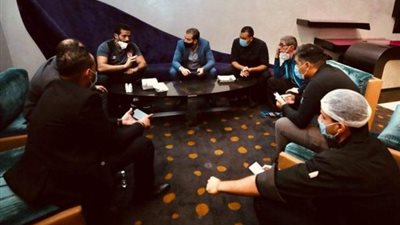 جلسة تنسيقية بين أخصائي التغذية بالأهلي مع طاقم فندق الإقامة