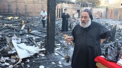 على أنقاض الحريق.. الأنبا برسوم يصلي رفع بخور عشية بكنيسة ديروط