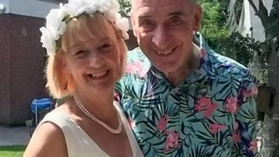 آخر تقاليع كورونا.. مسنان يقيمان حفل زفاف للمرة الثانية وقضاء شهر عسل بعد مرور 13 عامًا