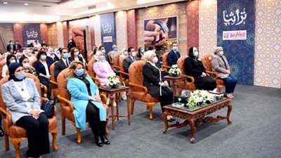 قرينة السيسى تتفقد معرض تراثنا