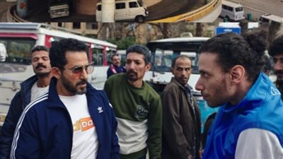 أحمد حلمي يثير الجدل بصور من موقف سيارات.. اعرف الحكاية