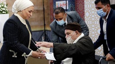 قرينة السيسى تكرم الفائزين بجائزة الأفضل للمشروعات الحرفية واليدوية ومتناهية الصغر