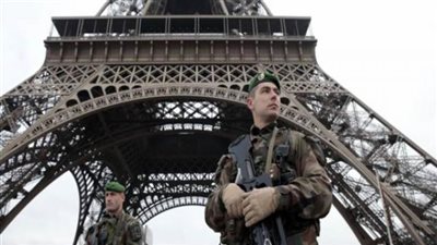 فيروس الخراب .. كورونا يحول باريس إلي مدينة ”الظلام ”