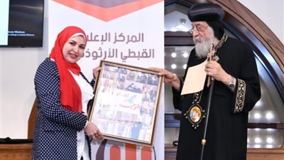 صور.. قداسة البابا تواضروس يكرم محرري «الموجز»