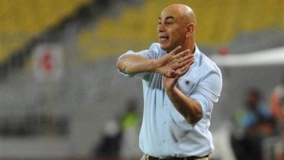 حسام حسن يتابع مباراة الاتحاد والإنتاج من مدرجات ستاد الإسكندرية