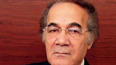 معتمرة مصرية تؤدى مناسك العمرة عن الراحل محمود ياسين في أول ليلة بعد وفاته