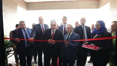 وزير التعليم العالي يفتتح عددًا من المنشآت التعليمية والخدمية بالجامعة