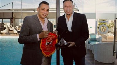 الخطيب يهدي درع وعلم الأهلي لسفير مصر بالمغرب