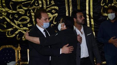 بالصور ..نرمين الفقى وليلى علوي ويوسف شعبان ومحمد رمضان فى عزاء الراحل محمود ياسين