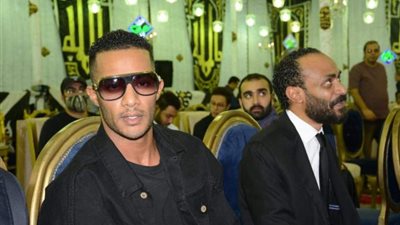 محمد رمضان يتسبب في أزمة بعزاء الفنان محمود ياسين