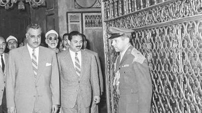 حكايات رؤساء مصر مع آل البيت.. عبدالناصر زار ”الحسين” بعد النكسة.. والسادات خطب في المسجد.. ومبارك صلى به.. ومرسي  حاول كسب ود الصوفية بزيارة ”السيدة زينب”