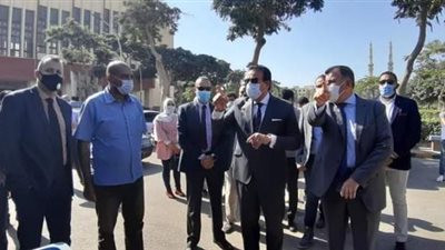 بالصور .. وزير التعليم العالي يتابع بدء الدراسة بجامعة عين شمس