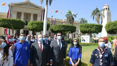 بالصور ..  عبد الغفار والخشت يشهدان تحية العلم والنشيد الوطنى بجامعة القاهرة