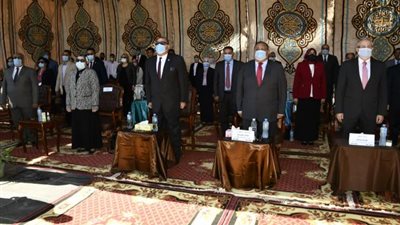 بالصور .. رئيس جامعة حلوان يرفع علم مصر خلال حفل استقبال الطلاب للعام الجامعي 2020