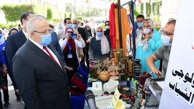بالصور .. رئيس جامعة القاهرة يفتتح المعرض الدائم للأنشطة الطلابية في أول أيام الدراسة