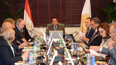 وزير التنمية المحلية يوجه بالتركيز على دعم الوزارة للاستثمار بالمحافظات استجابة لتوجه الدولة