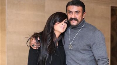 ياسمين عبد العزيز تمازح زوجها وتعلق: طلقني