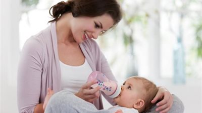 تعرفي معنا على الجدول الزمني لتغذية المولود حديث الولادة