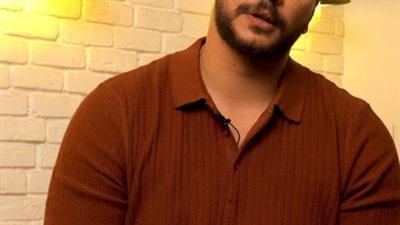 أحمد خالد صالح: أشاهد أعمال والدي لأتعلم منه ولحظة فقدانه الأصعب في حياتي