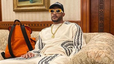 محمد رمضان يثير الجدل داخل طائرته الخاصة.. ارتدى منشفة على وجهه