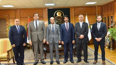 الجامعتان المصرية للتعلم الالكتروني وأسيوط يبحثان انشاء برامج مشتركة بكلية الحاسبات