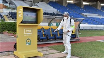 تطهير ملعب الزمالك والرجاء قبل الموقعة العربية الأفريقية.. صور