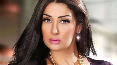 غادة عبد الرازق تثير الجدل بإعلان اختراق هاتفها