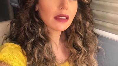 لقاء الخميسي تستعرض رشاقتها في «الجيم»