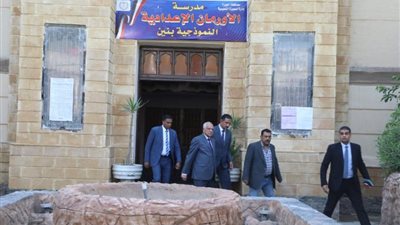 شاهد.. «راشد» يتفقد سير امتحانات الثانوية العامة بمادة اللغة العربية بمدارس الجيزة