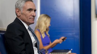 شكك في الكمامات..تويتر يحذف تغريدة لمستشار البيت الأبيض