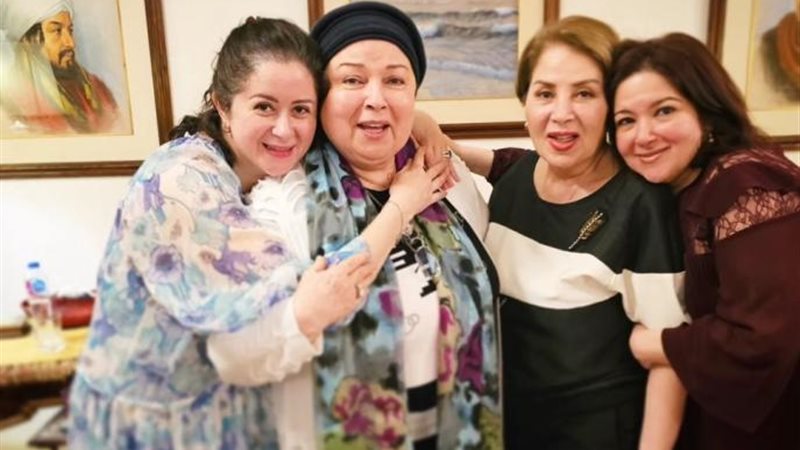 نورا ومي وبوسي