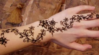 حكم رسم الحناء في اليد والقدم للرجل