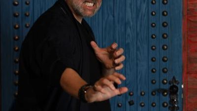 محمد محمود عبد العزيز في جلسة تصوير مختلفة