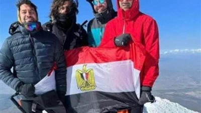 البلوجر شاهان ترزيباشيان وزوجته ميليس هورهوريان يرفعان علم مصر على جبل أرارات.. بعد ترويجهما للسياحة في مصر (صور)