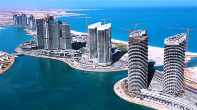 ارتفاعها 44 طابقًا ومكونة من 4500 وحدة سكنية.. 10 معلومات عن الأبراج الشاطئية بالعلمين الجديدة
