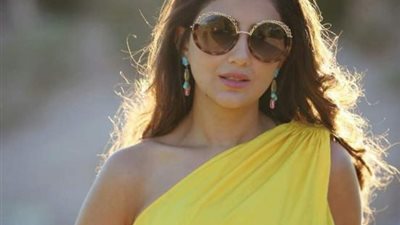 مي عمر تتواجد في مطار القاهرة الدولي من أجل ”لؤلؤ”.. إليك التفاصيل