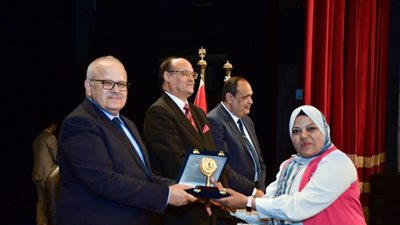 جامعة القاهرة تُكَرم الموجز