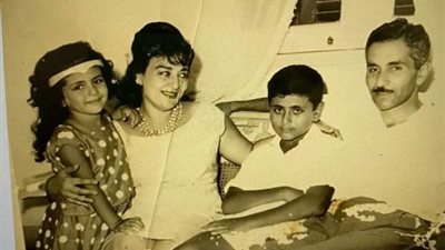”من صندوق الذكريات”.. شاهد هالة صدقي في مرحلة الطفولة برفقة عائلتها