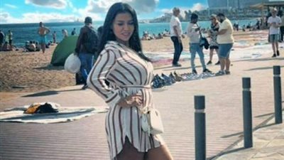 بـ ”فستان قصير”.. رانيا يوسف تستعرض أنوثتها على شاطىء البحر