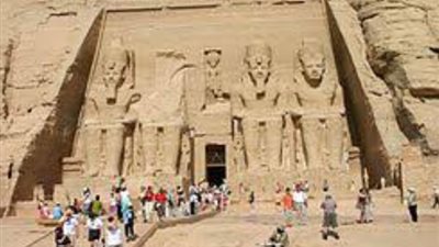 بسبب هذه الظاهرة .. توافدت الأفواج السياحية علي مدينة أبوسمبل بأسوان اليوم