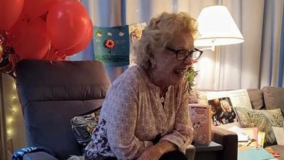 بعدما أجبرتها زوجة أبيها على ترك الدراسة قبل 75 عامًا.. مسنة تحصل على شهادة الثانوية بعيد ميلادها الـ 93