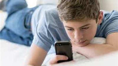 كيف نحمي الأبناء من الانحراف الأخلاقي بسبب الهواتف المحمولة؟..أستاذ شريعة يرد