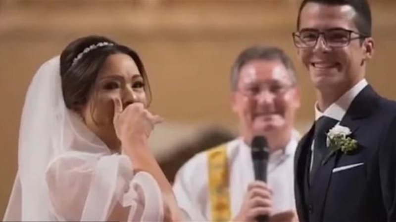 انهيار عروس في البكاء لحظة