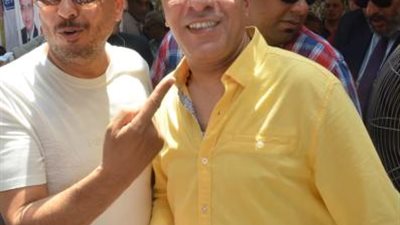 مصطفى كامل يرقص مع أحمد العيسوي بعد فوزه في انتخابات الموسيقيين