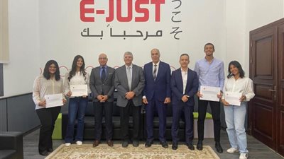 رئيس الجامعة اليابانية يكرم 4 طلاب حصلوا على شهادة دولية بالمحاسبة من  المملكة المتحدة